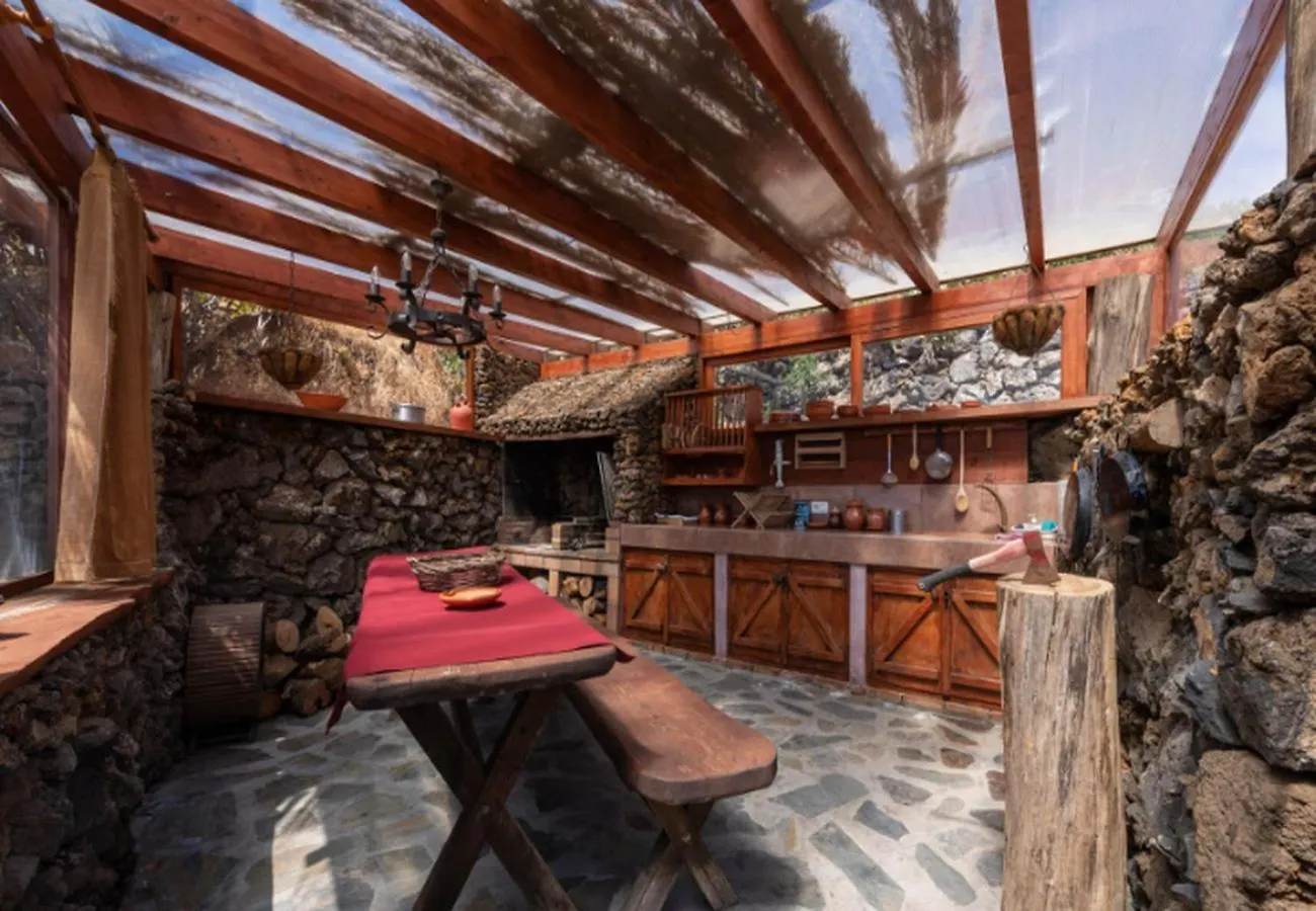 Relajate En Un Entorno Acogedor Con Vistas Y Bbq